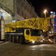 Подъем автомобиля на крышу отеля автокраном Liebherr LTM 1200