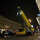 Подъем автомобиля на крышу отеля автокраном Liebherr LTM 1200