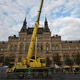 Автокран Liebherr LTM 1050 держит телекамеры на митинге на Красной площади