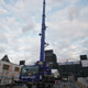 Автокран Liebherr LTM 1050 держит телекамеры на митинге на Красной площади