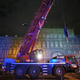 Автокран Liebherr LTM 1050 держит телекамеры на митинге на Красной площади