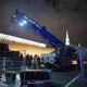 Автокран Liebherr LTM 1050 держит телекамеры на митинге на Красной площади