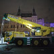 Автокран Liebherr LTM 1050 держит телекамеры на митинге на Красной площади