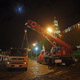 Автокран Liebherr LTM 1050 держит телекамеры на митинге на Красной площади
