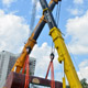 Автокран Liebherr LTM 1500 на погрузке деталей АЭС в Южном речном порту в Москве