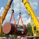 Автокран Liebherr LTM 1500 на погрузке деталей АЭС в Южном речном порту в Москве