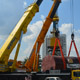Автокран Liebherr LTM 1500 на погрузке деталей АЭС в Южном речном порту в Москве