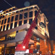 Автокран Liebherr LTM 1050 поднимает автомобиль на крышу отеля Lotte в Москве
