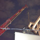 Автокран Liebherr LTM 1050 поднимает автомобиль на крышу отеля Lotte в Москве
