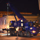 Автокран Liebherr LTF 1060 спускает автомобиль с крыши отеля Lotte в Москве