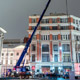 Автокран Liebherr LTF 1060 поднимает автомобиль на крышу ЦУМа