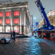 Автокран Liebherr LTF 1060 поднимает автомобиль на крышу ЦУМа