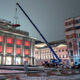 Автокран Liebherr LTF 1060 поднимает автомобиль на крышу ЦУМа