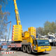 Автокран Liebherr LTM 1350 спускает на воду катера