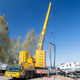 Автокран Liebherr LTM 1350 спускает на воду катера