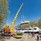 Автокран Liebherr LTM 1350 спускает на воду катера