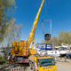 Автокран Liebherr LTM 1350 спускает на воду катера