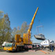Автокран Liebherr LTM 1350 спускает на воду катера