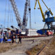 Гусеничный кран Liebherr LR 1750 перегружает трансформатор в Южном речном порту